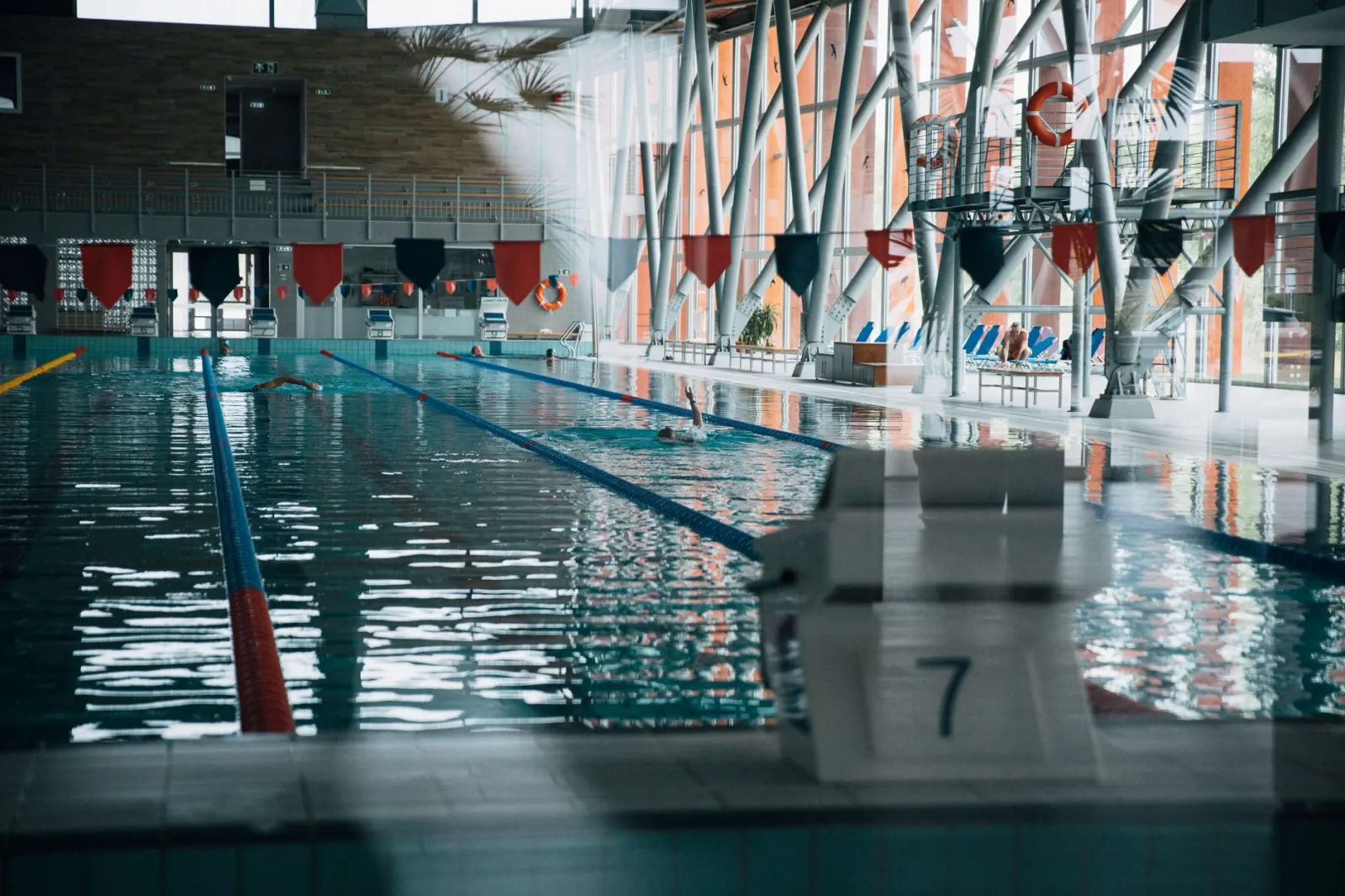 Een eigentijdse binnenzwembad met zwemlanen, perfect voor training en wedstrijden.