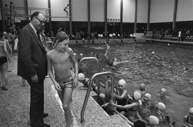 Opening Het Sloterparkbad te Slotermeer (Amsterdam) door Wethouder A. A. Verheij, Bestanddeelnr 926-2135.jpg