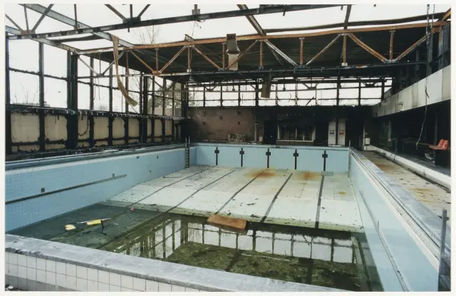 Interieur van het afgebrande gedeelte van zwembad De Planeet tijdens de gedeeltelijke sloop t.b.v. de herbouw. NL-HlmNHA 54036929.JPG
