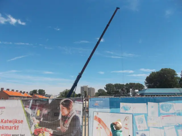 Oude Aquamar binnenbad en aanmaak nieuw zwembad met kindertekeningen op hek.jpg