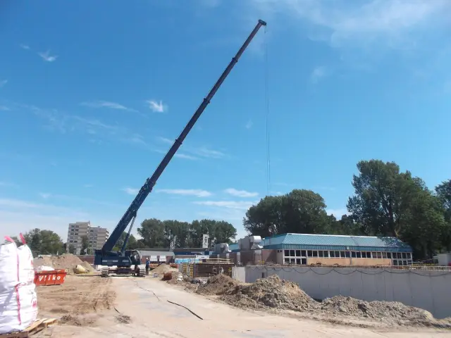 Oude Aquamar binnenbad en aanmaak nieuw zwembad met Vijverhof op achtergrond.jpg