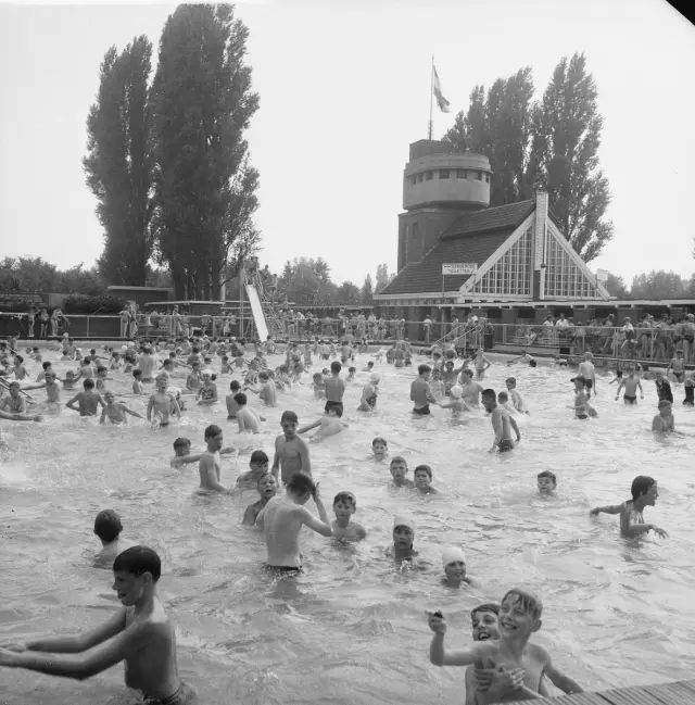 Drukte in het Mirandabad . Overzicht zwembad, Bestanddeelnr 912-6692.jpg
