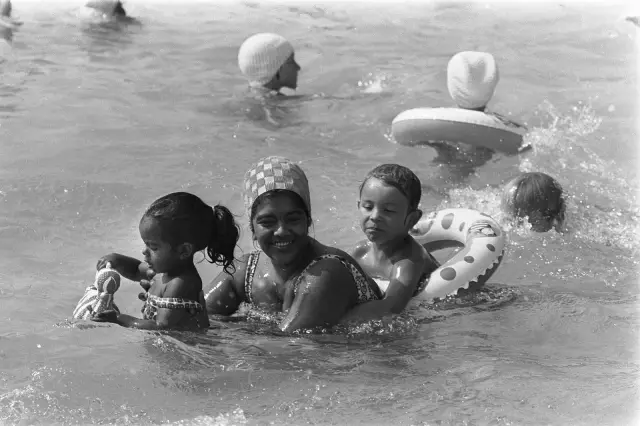 Drukte in zwembad De Mirandabad moeder met kinderen in het water, Bestanddeelnr 923-7269.jpg