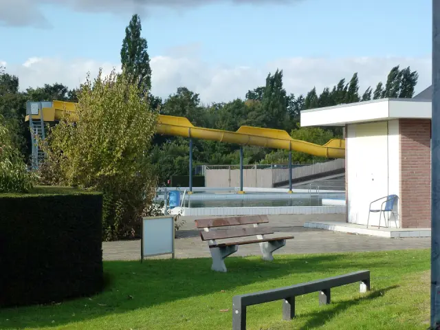 Nijmegen Sportfondsenbad West (01) buitenbad met glijbaan.JPG