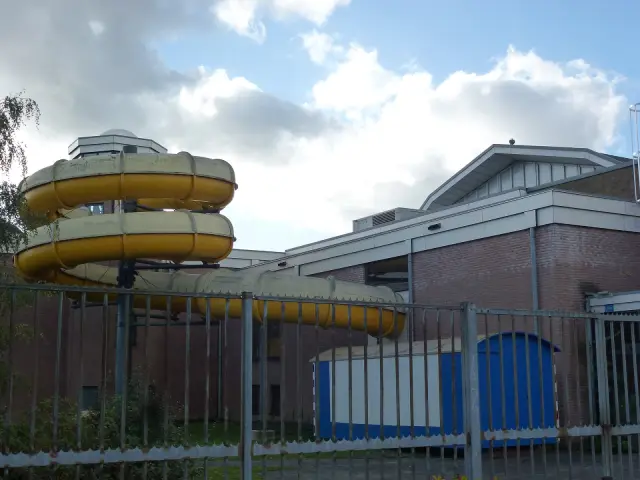 Nijmegen Sportfondsenbad West glijbaan binnenbad aan buitenkant.JPG