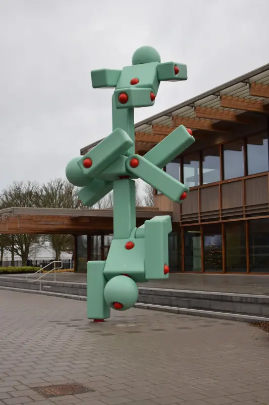 Het 7 meter hoge kunstwerk 4M dat voor de entree van zwembad De Watergeus in Zoetermeer staat, van kunstenaar Marcel Smink (02).jpg