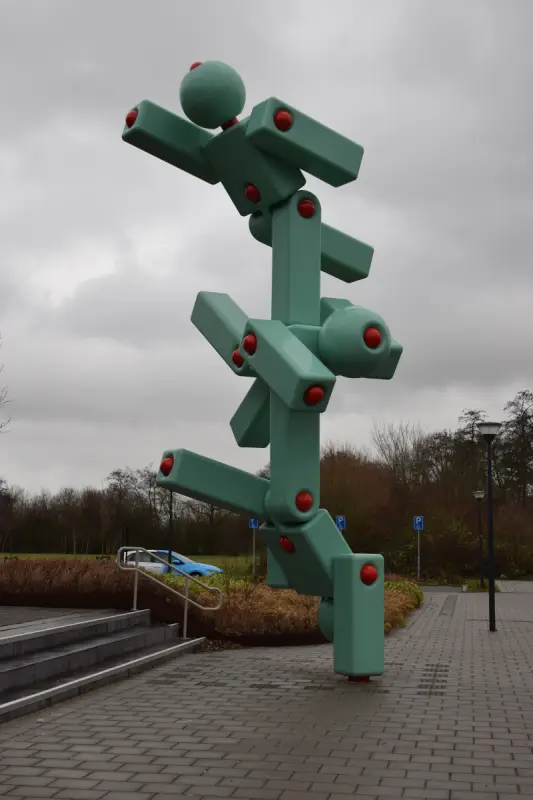 Het 7 meter hoge kunstwerk 4M dat voor de entree van zwembad De Watergeus in Zoetermeer staat, van kunstenaar Marcel Smink (03).jpg