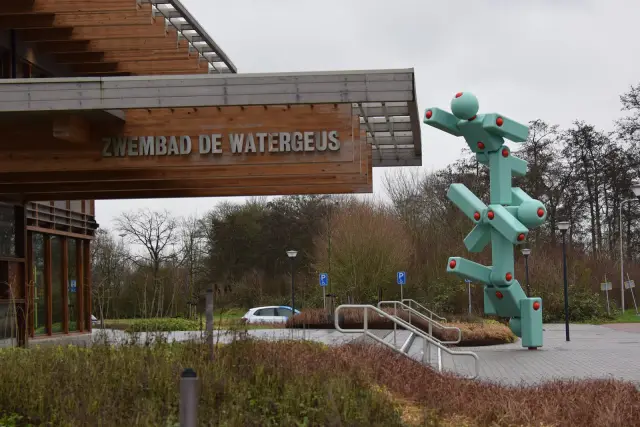 Het 7 meter hoge kunstwerk 4M dat voor de entree van zwembad De Watergeus in Zoetermeer staat, van kunstenaar Marcel Smink (01).jpg