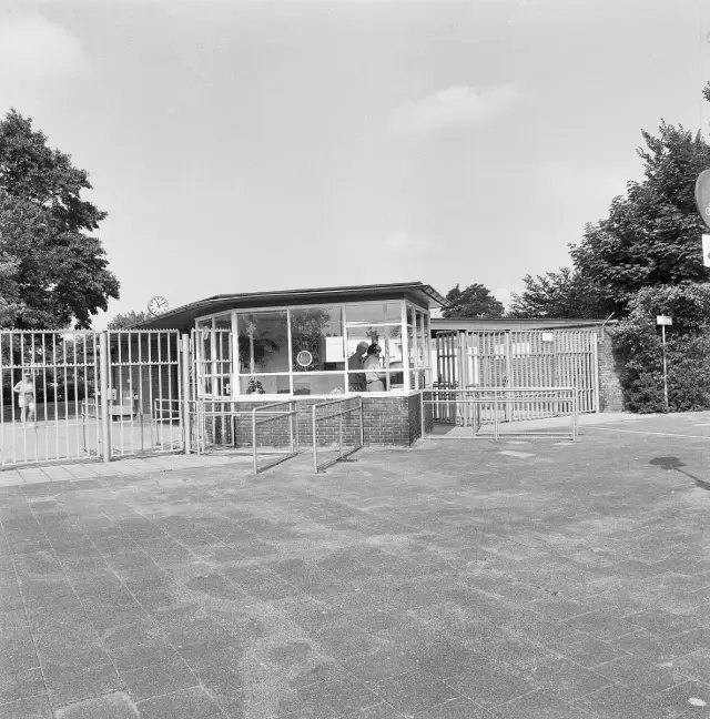 Exterieur TOEGANG, HEKKEN (ARCHITECT ZWEMBAD- J.G. WIEBENGA, 1933-1934) - Zwolle - 20276818 - RCE.jpg