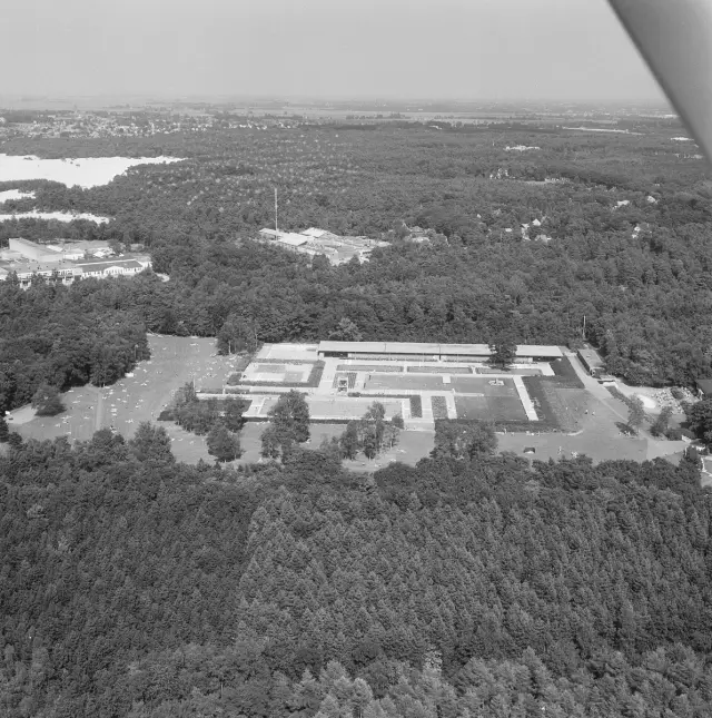 Luchtopname. Openluchtzwembad Dijnselburg te Zeist, Bestanddeelnr 168-0570.jpg