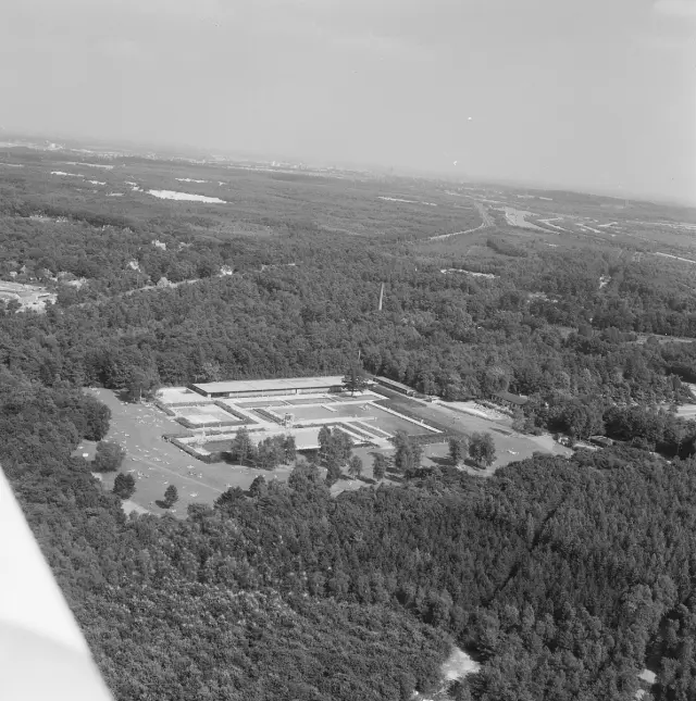 Luchtopname. Openluchtzwembad Dijnselburg te Zeist, Bestanddeelnr 168-0569.jpg