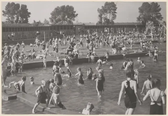 Wantijbad, speelbassin met zonneweide (Dordrecht).jpg