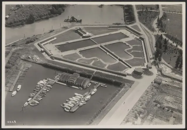 Wantijbad in vlindervorm vanwege gescheiden zwemmen (Dordrecht).jpg