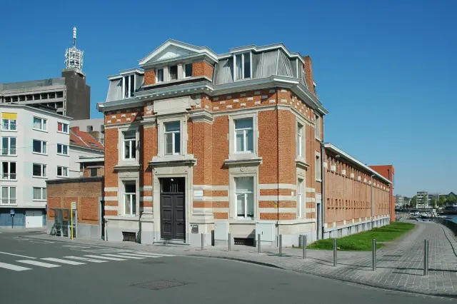 Zwembad Van Eyck 2.jpg