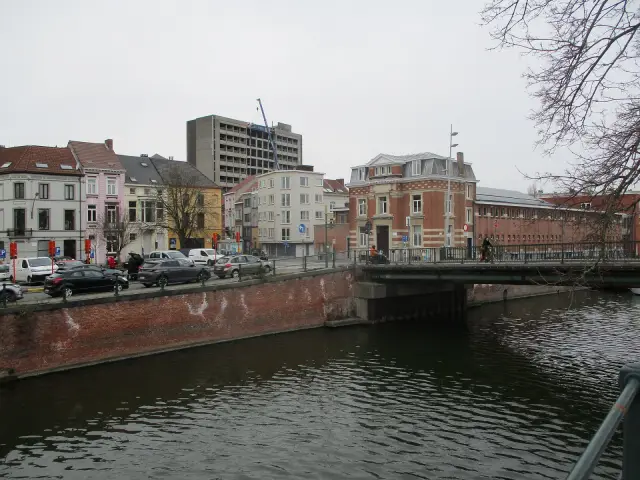 Zwembad Van Eyck en voormalige Belgacomgebouw - Gent - maart 2023.jpg